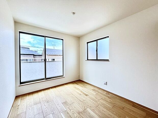 ◆F号棟◆~Bed Room~ 2面採光を確保した明るい室内は、風通しも良く、大変居心地の良い空間となっております。爽やかな風を感じて起きる朝は、快適生活の始まりに!日当たりや通風がとても良い住まい♪