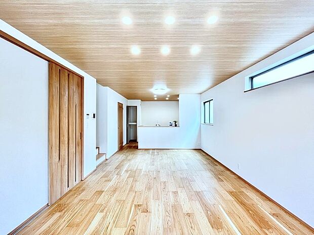 ◆F号棟◆~Living~ リビングに階段のある間取りです♪家族のコミュニケーションがスムーズに取れますね♪ゆとりある暮らしと心地よい住環境が紡ぐ贅沢な時間をご家族みんなでお過ごし下さい。