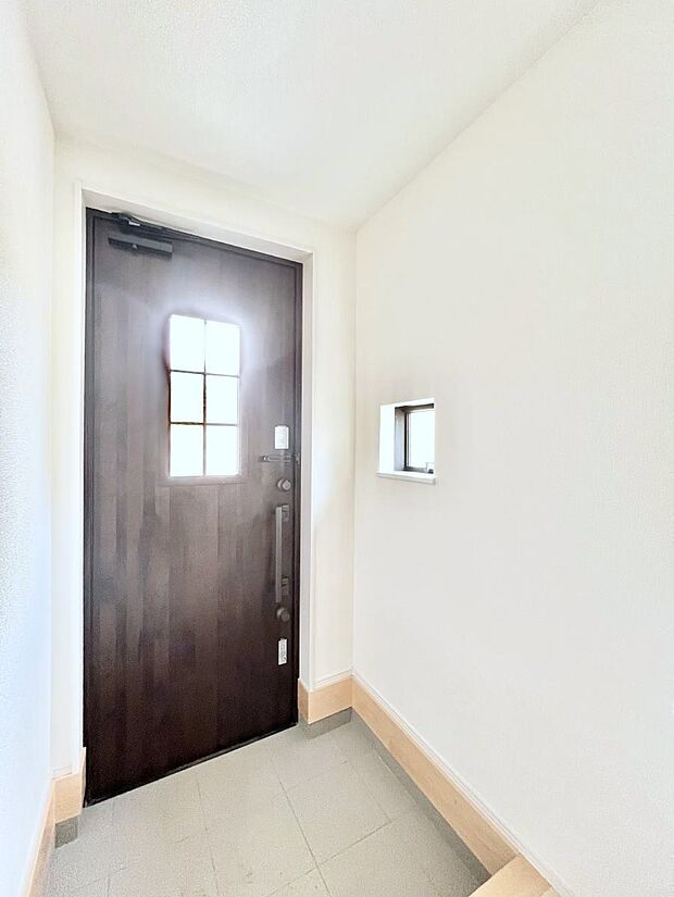 ◆D号棟◆~Entrance~ 玄関は家の顔といわれますが我が家のセンスをさりげなく感じさせる魅力ある玄関造りも楽しみの一つ。帰宅する度に家族がほっとできる心地よい空間造りも大切ですね♪