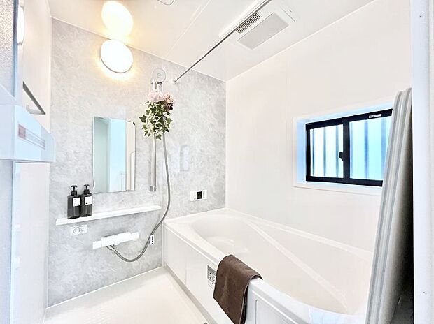 ◆D号棟◆～Bath Room～　窓付きのバスルームは、採光もあり明るく気持ちの良い空間です。窓があることで、換気環境も良好。ゆったり寛げるバスルームで、毎日のバスタイムが楽しみになりそうです。