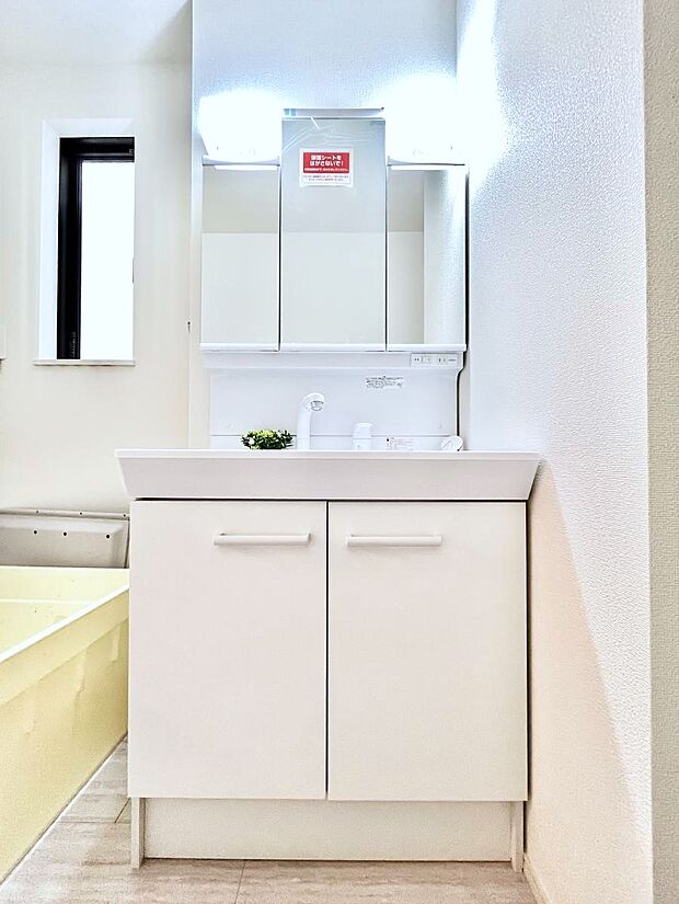◆D号棟◆~Dressing Room~ 暗くなりがちな洗面所も窓があると採光と換気が可能なので気持ちよくお使い頂けます。三面鏡タイプの洗面台は鏡裏収納で散らかりがちな洗面所もスッキリ♪