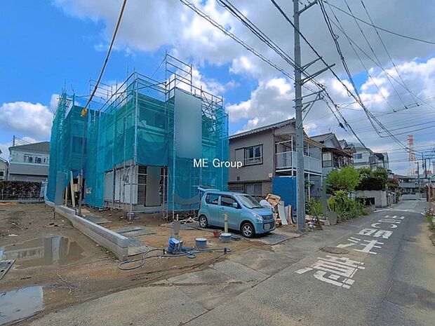 ~Exterior~ 前面道路:南 4.2m 公道 前面道路は閑静な住宅地をはしる車通りの少ない道路。駐車の出し入れもらくらくです!ご不明点・現地見学のご希望は、お気軽にお問い合わせください!