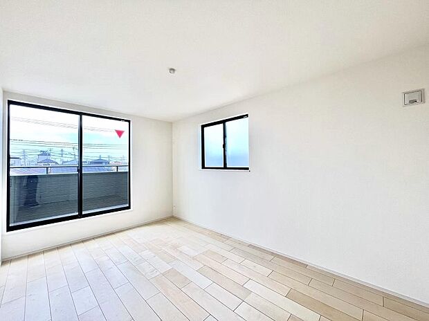 ◆D号棟◆~Bed Room~ 2面採光を確保した明るい室内は、風通しも良く、大変居心地の良い空間となっております。爽やかな風を感じて起きる朝は、快適生活の始まりに!日当たりがとても良い住まい♪