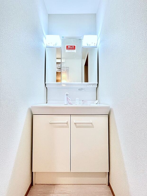 大きく見やすい三面鏡で清潔感ある洗面台は、身だしなみチェックや肌のお手入れにおすすめです。