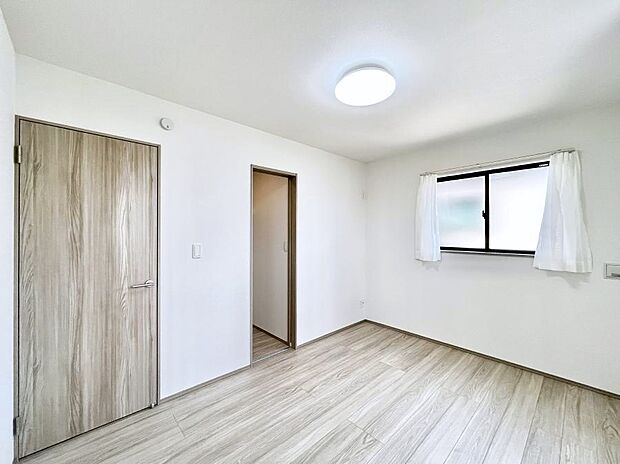 ～Bed Room～　子供部屋はお子様にとって大変重な役割があります。子供一人で過ごす空間を与えることで、宿題や勉強時間も自然と増えまた自ら部屋の片付けや掃除なども促すことに繋がります。