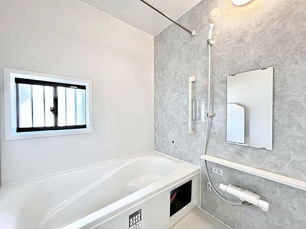 ~Bath Room~ ゆったりと足を伸ばして入浴することが可能!一日の疲れを癒す貴重なバスタイムです。お子様とご一緒でも十分な広さなので、リビングとは違った家族団欒のひと時をお楽しみいただけます。