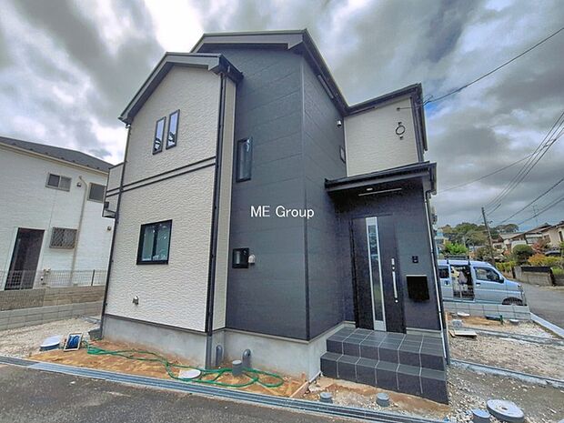 ◆B号棟◆~Exterior~ 角地により陽当り・風通し良好です。うららかな陽射しがどのお部屋にも降り注ぎますように、快適さを追求した間取設計。生活を恵みの豊かな永住の地へと変えてくれます。