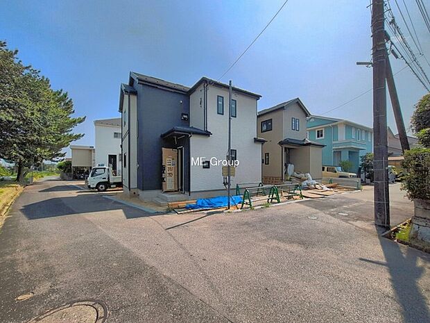 ~Exterior~ 前面道路:北 4.5m 公道、東 4.49m 公道 低層の一戸建てを中心とした街並みが整然と続き、周辺は高い建物が建っていないので、緑の多い閑静な趣を感じる環境です。