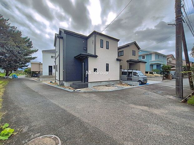 ～Exterior～　前面道路：北 4.5m 公道、東 4.49m 公道　低層の一戸建てを中心とした街並みが整然と続き、周辺は高い建物が建っていないので、緑の多い閑静な趣を感じる環境です。