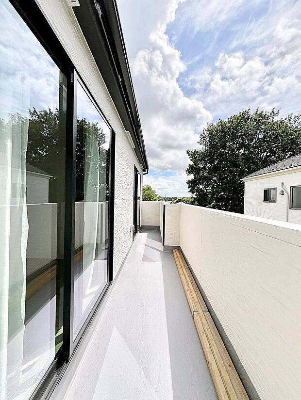 ~Balcony~ バルコニーは温かい陽がさしこみ、お布団や洗濯物を気持ちよく干すことができます。 使いやすく開放的なバルコニーです♪陽ざしがたっぷり降り注ぐ、バルコニー付き住まい。