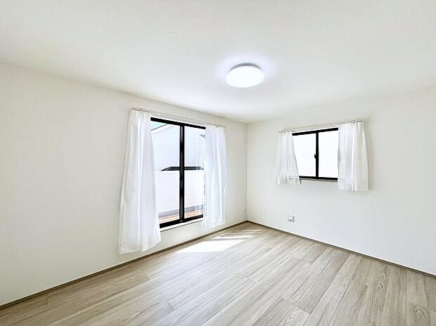 ～Bed Room～　2面採光を確保した明るい室内は、風通しも良く、大変居心地の良い空間となっております。爽やかな風を感じて起きる朝は、快適生活の始まりに！日当たりや通風がとても良い住まい♪