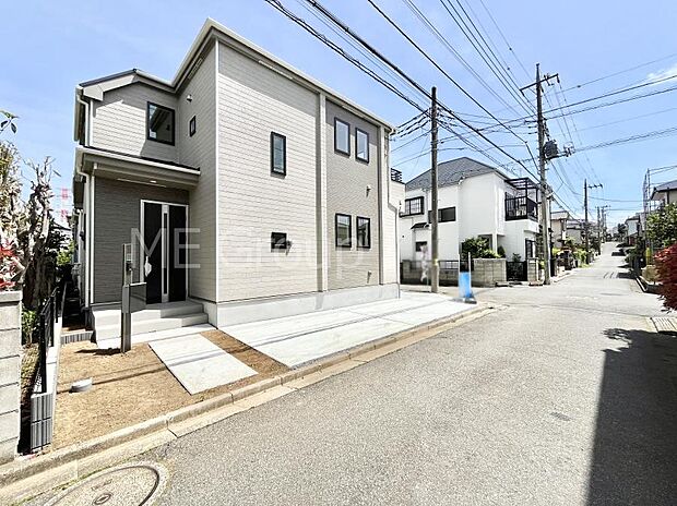 ～Exterior～　前面道路：南東 4.5m 私道、南西 4m 私道　低層の一戸建てを中心とした街並みが整然と続き、周辺は高い建物が建っていないので、緑の多い閑静な趣を感じる環境です。　