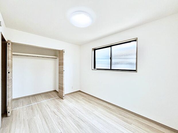 ~Bed Room~ 子供部屋はお子様にとって大変重な役割があります。子供一人で過ごす空間を与えることで、宿題や勉強時間も自然と増えまた自ら部屋の片付けや掃除なども促すことに繋がります。