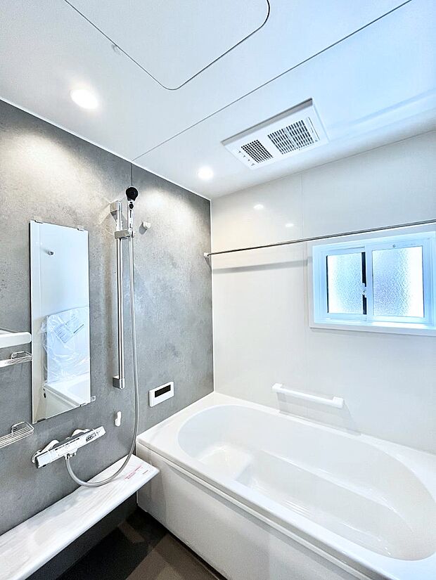 ~Bath Room~ 落ち着いた雰囲気の浴室で明日に向けてリフレッシュ。浴室乾燥機能も付いているので隣の洗濯機置き場で洗い上がった洗濯物を、雨の日も天気を気にせず乾燥させることも可能です。