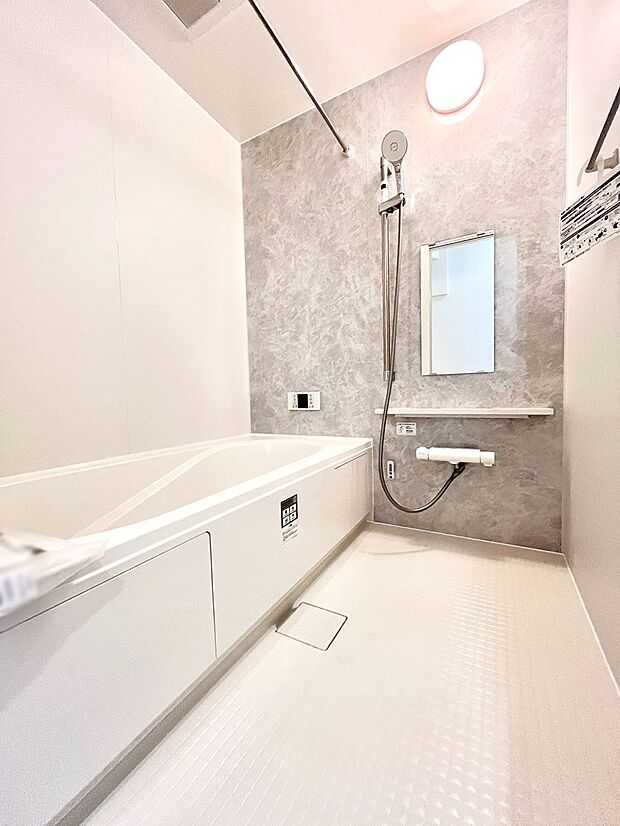 ~Bath Room~ ゆったりと足を伸ばして入浴することが可能!一日の疲れを癒す貴重なバスタイムです。お子様とご一緒でも十分な広さなので、リビングとは違った家族団欒のひと時をお楽しみいただけます。