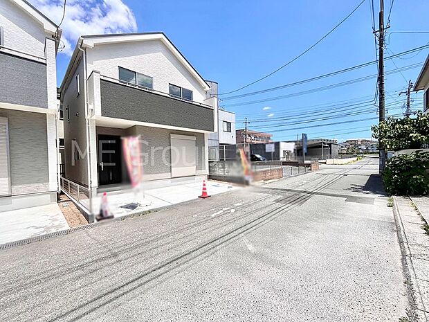 ~Exterior~ 前面道路は閑静な住宅地をはしる車通りの少ない道路。駐車の出し入れもらくらくです!ご不明点・現地見学のご希望は、お気軽にお問い合わせください!
