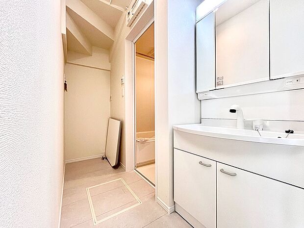 ~Dressing Room~ 清潔感溢れる色合いで統一されていると、スッキリと整った印象をうけます。 鏡の裏にはたっぷりと収納スペースを標準装備! 水廻りは、シンプルかつ機能性を重視して。
