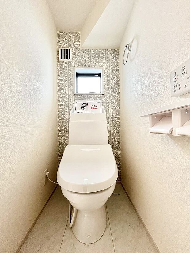 明るく清潔感のあるトイレです。  