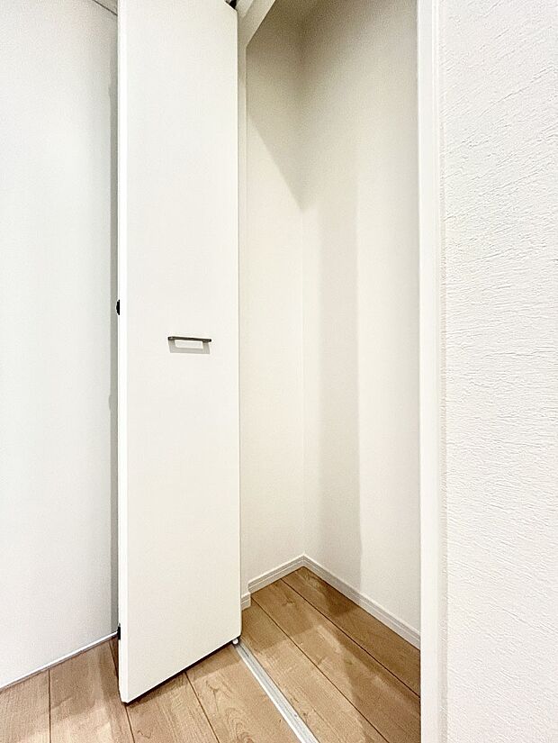 玄関ホール収納です。掃除道具やお出かけ用グッズの収納に便利です。