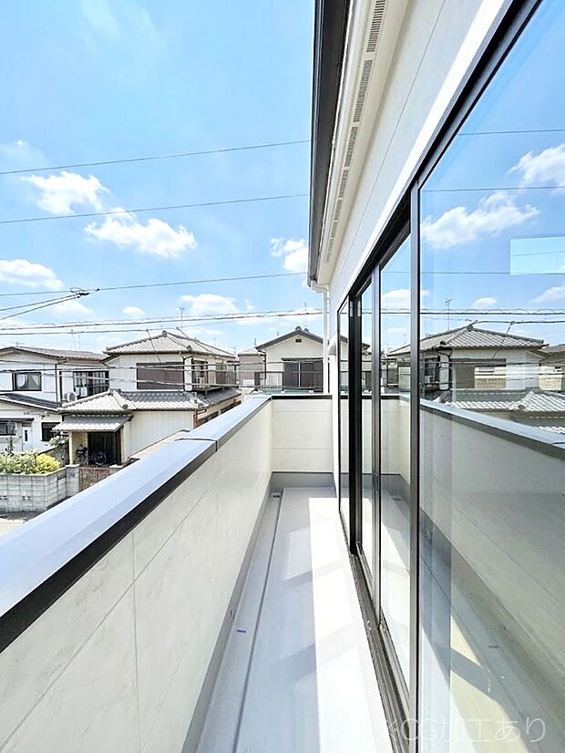 暖かな陽光が降り注ぐバルコニーはお洗濯におすすめ。爽やかな風も心地よいです。 