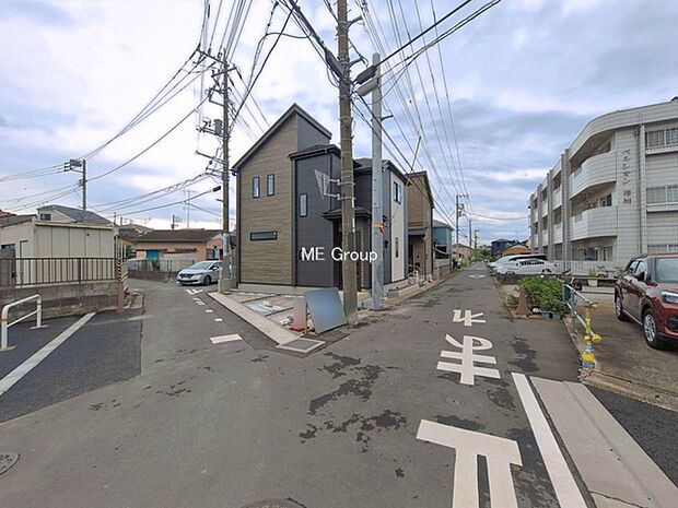 ～Exterior～　前面道路：前面道路は閑静な住宅地をはしる車通りの少ない道路。駐車の出し入れもらくらくです！ご不明点・現地見学のご希望は、お気軽にお問い合わせください！