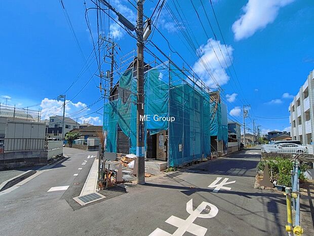~Exterior~ 前面道路:前面道路は閑静な住宅地をはしる車通りの少ない道路。駐車の出し入れもらくらくです!ご不明点・現地見学のご希望は、お気軽にお問い合わせください!