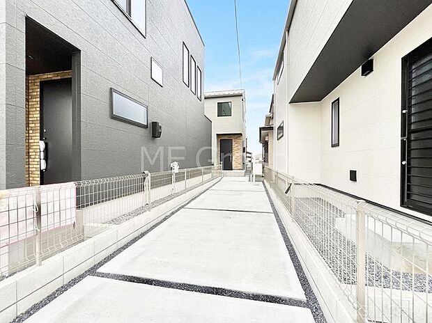 ◆2号棟◆~Exterior~ 奥まった地形は、車道に面しておらず、静かでプライベート感を味わえる立地です。