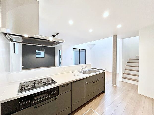 ◆3号棟◆~Kitchen~ 会話が弾むリビング、料理が愉しくなるキッチン。家は、ただ生活する場ではなく、暮らしを愉しく、快適にする場所。笑顔の毎日、安らぎの日々のために、最新の設備・仕様を採用。