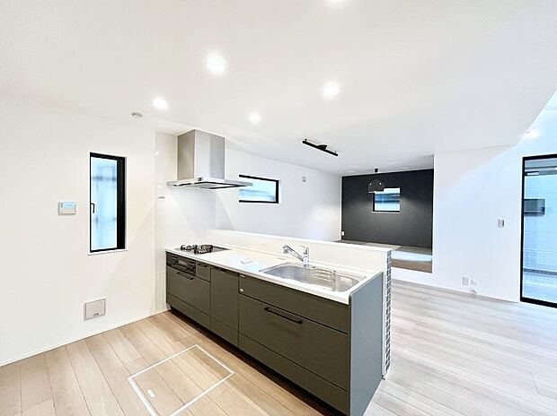 ◆3号棟◆~Kitchen~ 自然光が入る窓のあるキッチン☆毎日使う場所だからこそ、使い勝手を考慮しました。ゆったりとしたキッチンコーナーは質感豊かな仕上がりとなっております。