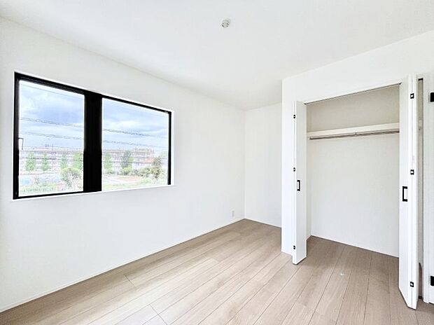 ◆3号棟◆~Bed Room~ 全居室には収納クローゼットを完備!普段使いのお洋服や小物はもちろん、季節物のお洋服などもしっかりと整理整頓おしまい頂けます。 居室空間を広く使用できますね。