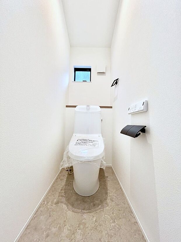 ◆3号棟◆~Toilet~ 清潔感のある水回り♪トイレはウォシュレット付きです◎トイレは毎日使わざるを得ないもの。いつも清潔を保ちたいですね。トイレが2ヶ所あるので朝の混雑時に便利です!