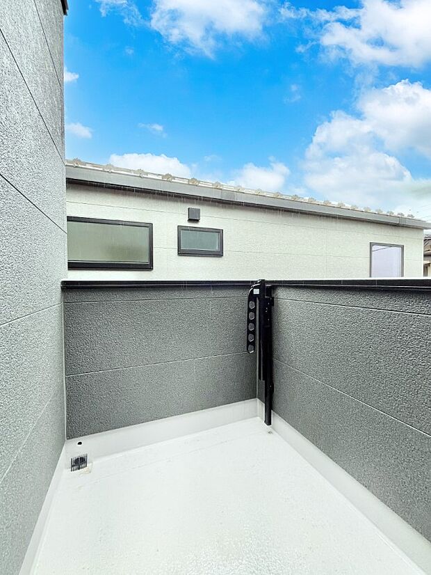 ◆3号棟◆～Balcony～  大きな空に囲まれた気持ちのいい家。  バルコニーを覗くだけで圧倒的な開放感に包まれます。バルコニーは陽がさしこみお布団や洗濯物を気持ちよく干すことができます。