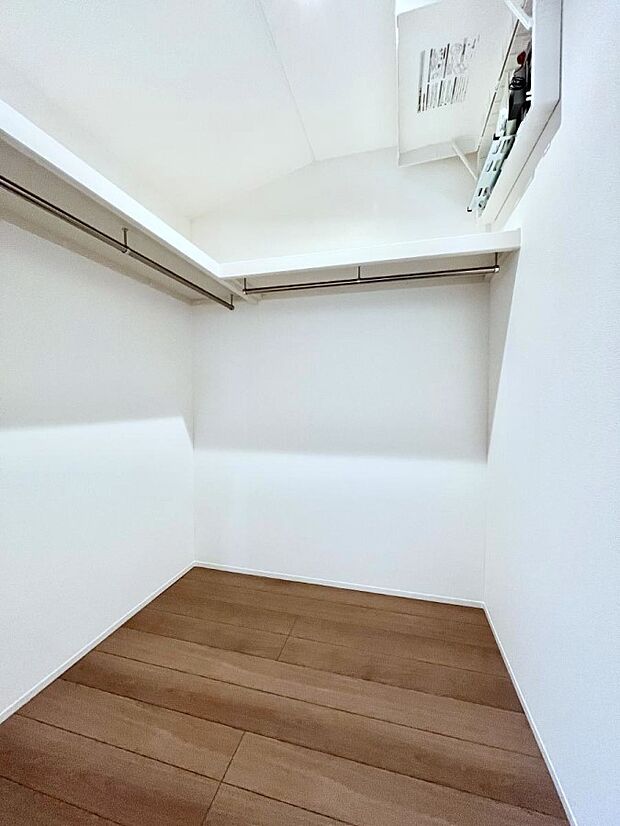 ◆3号棟◆~Walk-in Closet~ たくさんの洋服をかけてもシワになりにくいウォークインクローゼット。洋服以外にも、普段使わない家電やスーツケース、ストック品など何でも片付く嬉しい空間です。