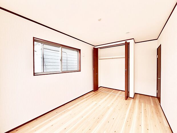 ～Bed Room～  居室には収納クローゼットを完備！普段使いのお洋服や小物はもちろん、季節物のお洋服などもしっかりと整理整頓おしまい頂けます。  居室空間を広く使用できますね。