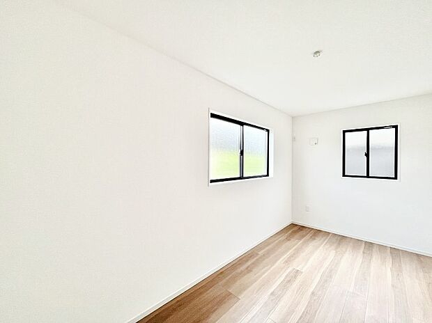 ～Bed Room～　2面採光を確保した明るい室内は、風通しも良く、大変居心地の良い空間となっております。爽やかな風を感じて起きる朝は、快適生活の始まりに！日当たりや通風がとても良い住まい♪