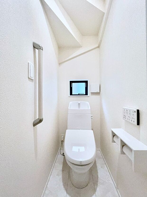 ～Toilet～　綺麗・スッキリ・快適なウォシュレット付トイレでくつろげる空間です。1、2階共にトイレスペース！採光もあり明るく、快適空間となっております♪毎日使う場所だからこその配慮です！