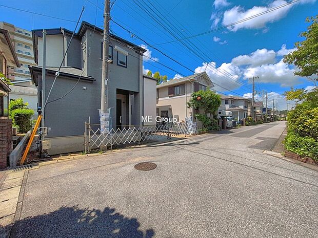~Exterior~ 前面道路:北 6m 公道 前面道路は閑静な住宅地をはしる車通りの少ない道路。駐車の出し入れもらくらくです!ご不明点・現地見学のご希望は、お気軽にお問い合わせください!