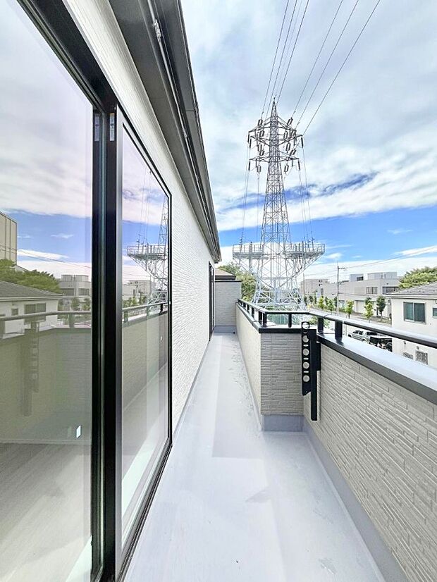 ～Balcony～　南向きのバルコニーの前には雲以外に太陽を遮るものがありません。お洗濯物も乾きやすく、何より明るく気持ちのいい光が入ってきます。使いやすく開放的なバルコニーです♪