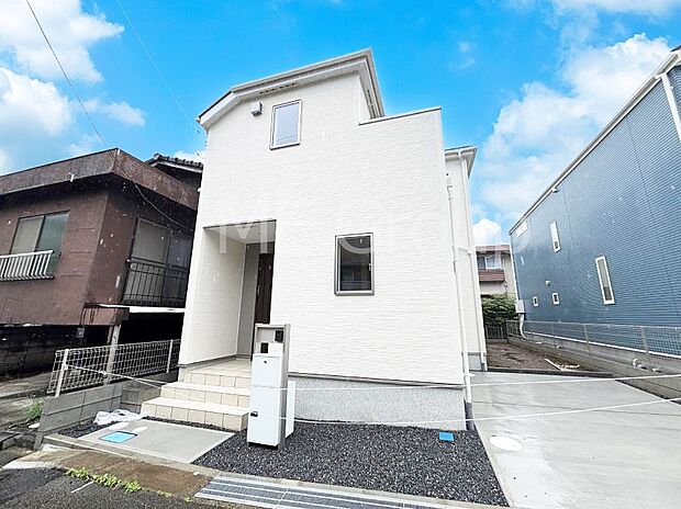 ~Exterior~ 堂々たる趣ながら、主張し過ぎずどこか余裕を感じさせるシャープなフォルムで佇む邸宅は、晴天の空と照らし合わせる事で、本来あるべき完成形の姿を見せてくれます。