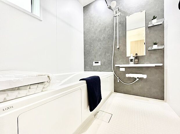 ◆2-1号棟◆～Bath Room～　窓付きのバスルームは、採光もあり明るく気持ちの良い空間です。窓があることで、換気環境も良好。ゆったり寛げるバスルームで、毎日のバスタイムが楽しみになりそうです。