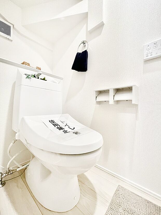 ◆2-1号棟◆～Toilet～　清潔感のある水回り♪トイレはウォシュレット付きです◎トイレは毎日使わざるを得ないもの。いつも清潔を保ちたいですね。トイレが2ヶ所あるので朝の混雑時に便利です！