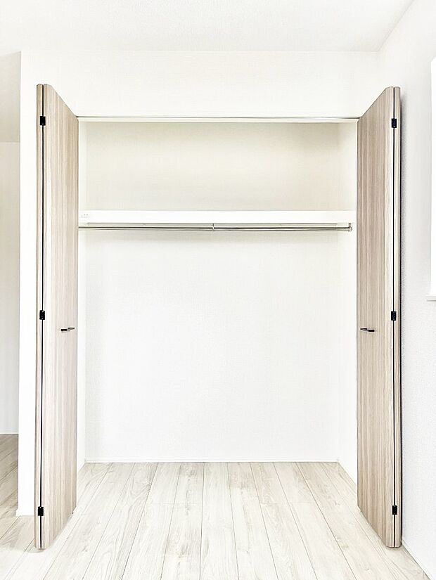 毎日着る衣類や荷物などの収納に便利なクローゼット付きです。