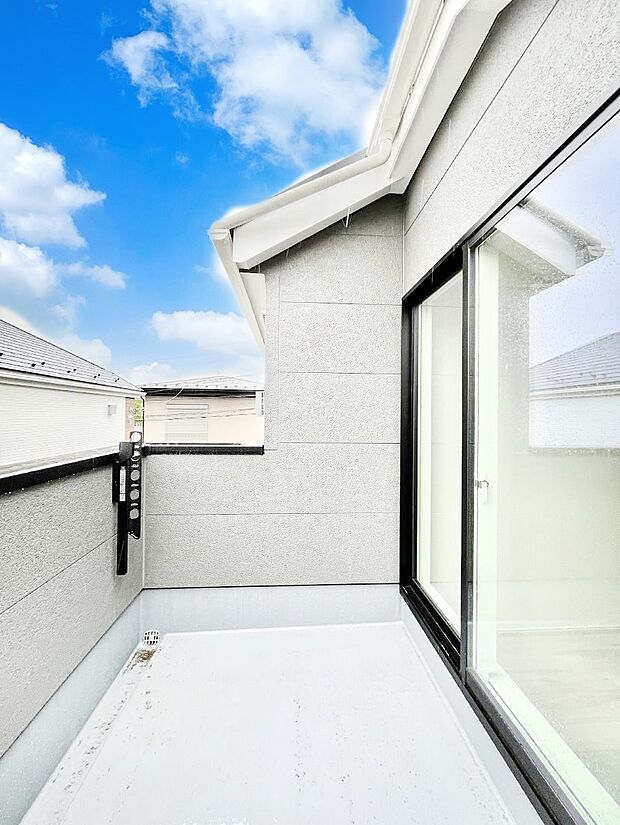 ◆2-1号棟◆~Balcony~ 大きな空に囲まれた気持ちのいい家。バルコニーを覗くだけで圧倒的な開放感に包まれます。バルコニーは陽がさしこみお布団や洗濯物を気持ちよく干すことができます。