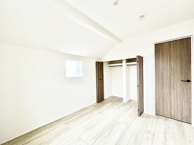 ◆2-1号棟◆~Bed Room~ 全居室には収納クローゼットを完備!普段使いのお洋服や小物はもちろん、季節物のお洋服などもしっかりと整理整頓おしまい頂けます。 居室空間を広く使用できますね。