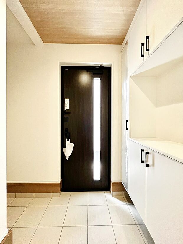 ◆2号棟◆~Entrance~ 家の中でお客様を迎える最初の場所である玄関は、家の印象そのものです!豊富な玄関収納で、常に綺麗に保つことが出来ます♪玄関にはたっぷり収納の下駄箱を完備!