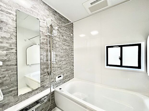 ◆2号棟◆～Bath Room～　窓付きのバスルームは、採光もあり明るく気持ちの良い空間です。窓があることで、換気環境も良好。ゆったり寛げるバスルームで、毎日のバスタイムが楽しみになりそうです。