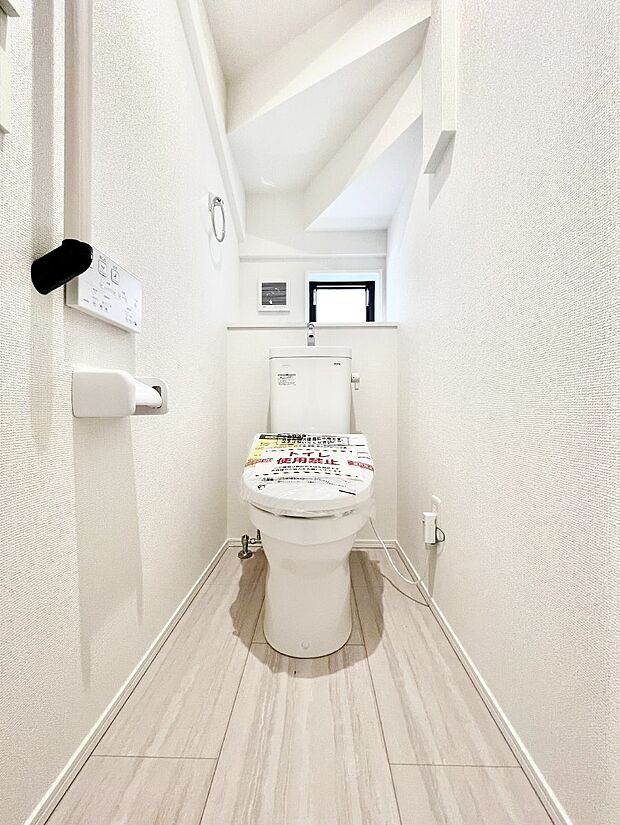 ◆2号棟◆～Toilet～　綺麗・スッキリ・快適なウォシュレット付トイレでくつろげる空間です。採光もあり明るく、快適空間となっております♪毎日使う場所だからこその配慮です！