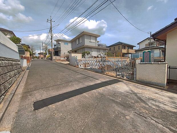 ~Exterior~ 前面道路:北西 5.99m 公道 前面道路は閑静な住宅地をはしる車通りの少ない道路。駐車の出し入れもらくらくです!ご不明点・現地見学のご希望は、お気軽にお問い合わせください!