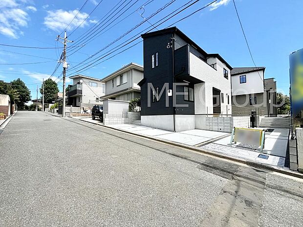 ~Exterior~ 前面道路:北西 5.99m 公道 前面道路は閑静な住宅地をはしる車通りの少ない道路。駐車の出し入れもらくらくです!ご不明点・現地見学のご希望は、お気軽にお問い合わせください!