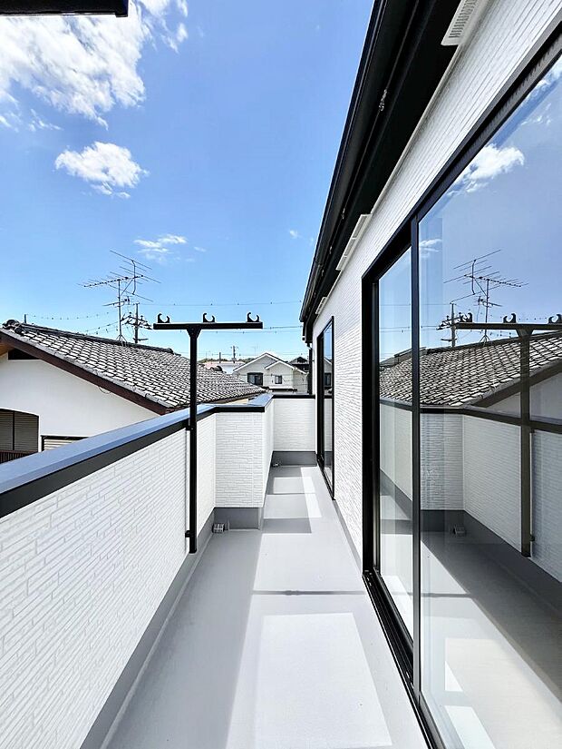 ◆2号棟◆～Balcony～　大きな空に囲まれた気持ちのいい家。バルコニーを覗くだけで圧倒的な開放感に包まれます。バルコニーは陽がさしこみお布団や洗濯物を気持ちよく干すことができます。